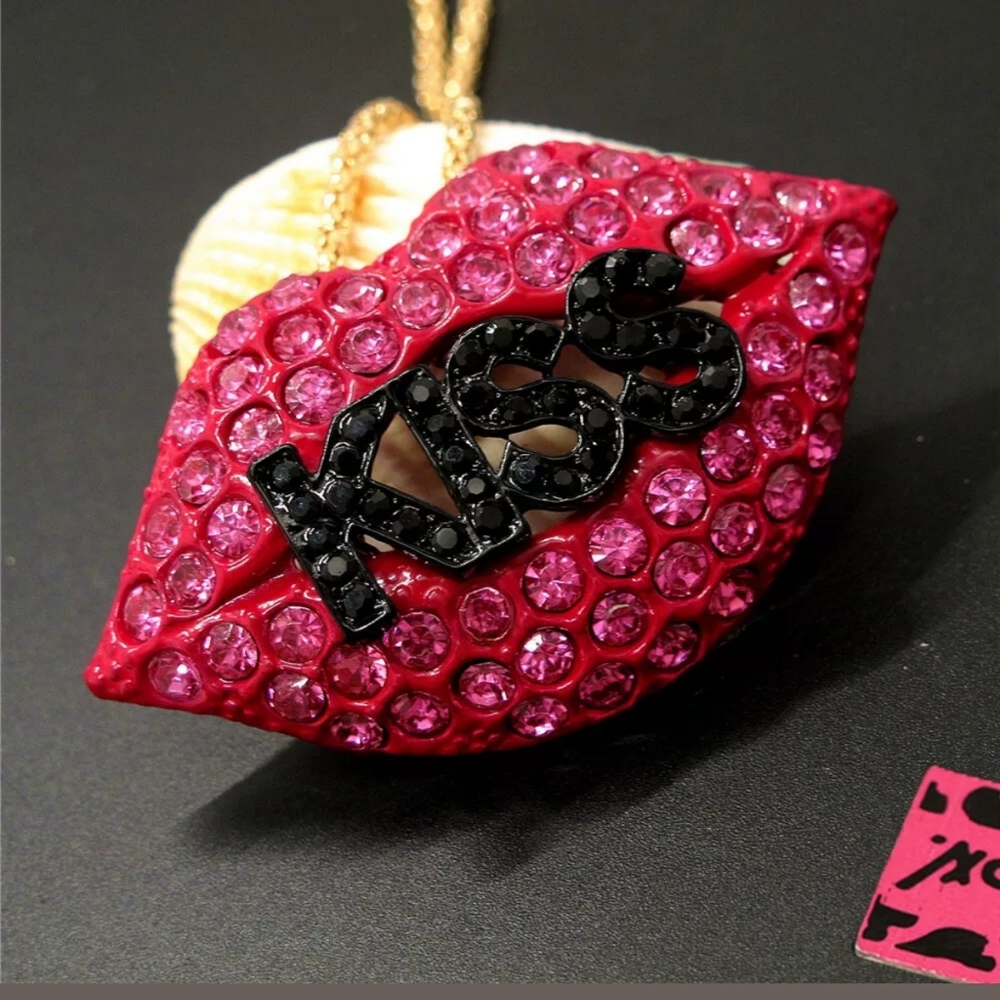 Betsey Johnson gold lips kiss necklace